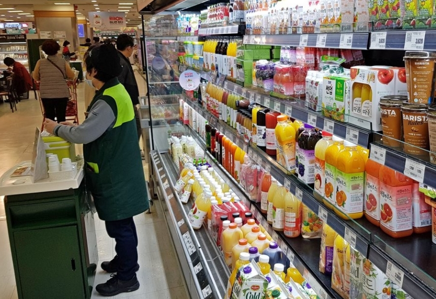 4월 서울 시내 한 대형마트 식료품 코너 모습 / 연합뉴스