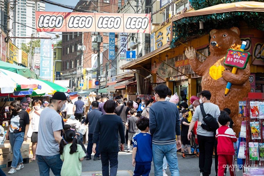 어린이날을 하루 앞둔 4일 오후 서울 동대문 문구·완구 거리가 가족단위 시민들로 붐비고 있다. / 이맹호 기자