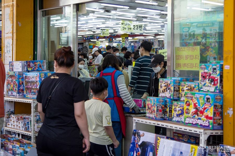 어린이날을 하루 앞둔 4일 오후 서울 동대문 문구·완구 거리가 가족단위 시민들로 붐비고 있다. / 이맹호 기자