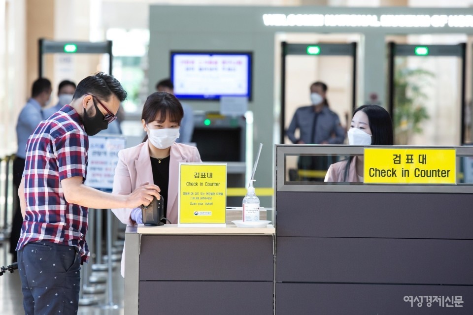 6일 오전 서울 용산구 국립중앙박물관을 찾은 입장객 온라인예약 검표를 받고 있다./ 이맹호 기자