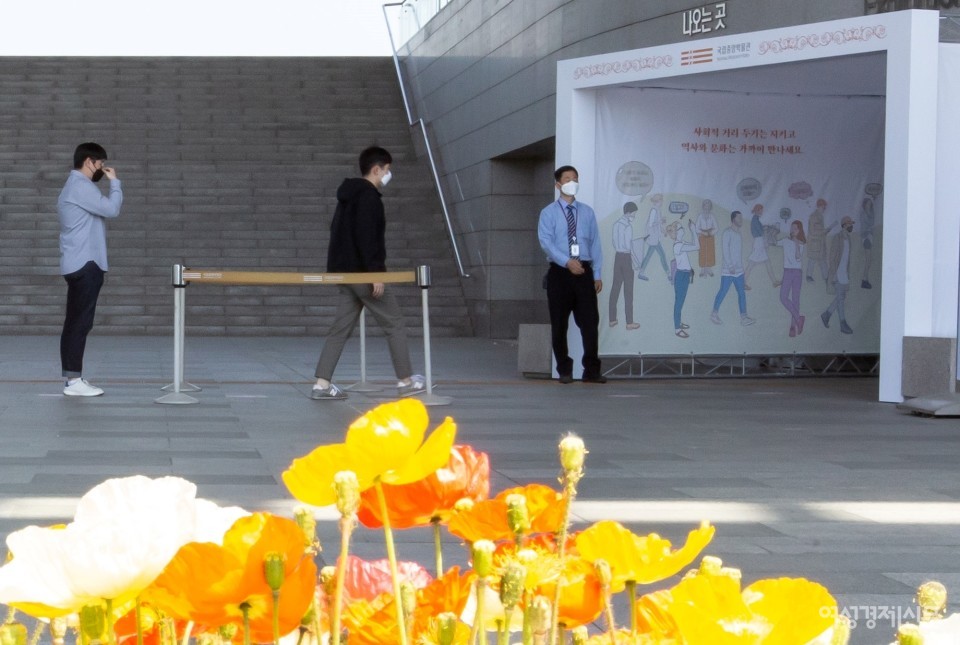 6일 오전 서울 용산구 국립중앙박물관을 찾은 입장객들/이맹호 기자