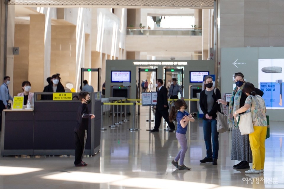 6일 오전 서울 용산구 국립중앙박물관을 찾은 외국인 관광객/ 이맹호 기자