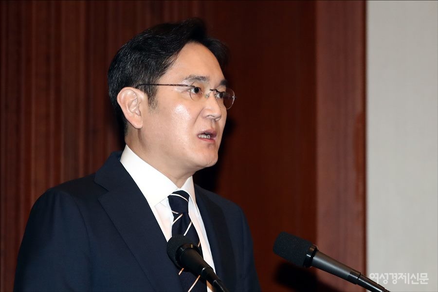 이재용 삼성전자 부회장이 6일 오후 서울 삼성전자 서초사옥에서 대국민 사과문을 발표하고 있다. 이자리에서 이 부회장은 자녀들에게 경영권을 승계하지 않고, 무노조 경영이라는 말이 나오지 않게 하겠다고 밝혔다. / 이맹호 기자