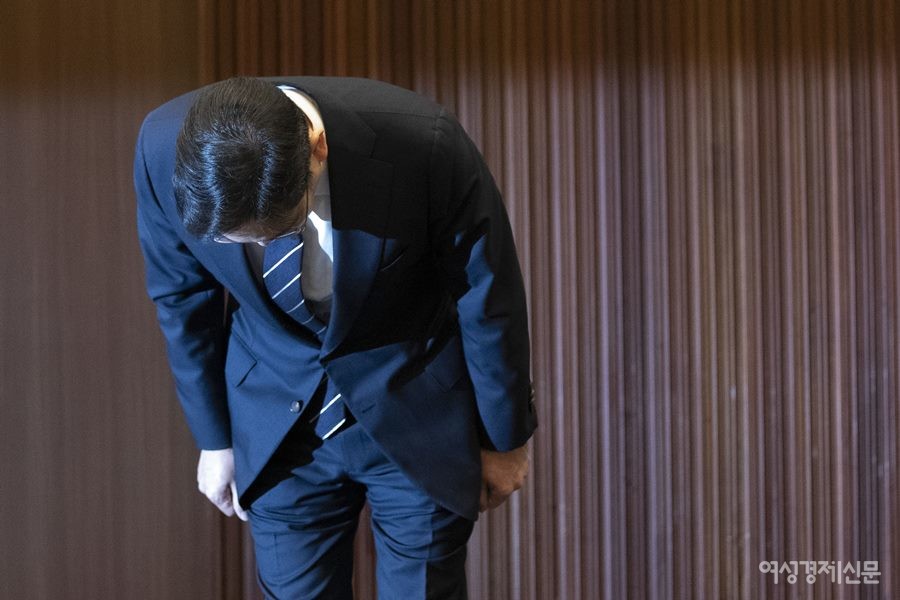 이재용 삼성전자 부회장이 6일 오후 서울 삼성전자 서초사옥에서 대국민 사과문을 발표하며 고개숙이고 있다. 이자리에서 이 부회장은 자녀들에게 경영권을 승계하지 않고, 무노조 경영이라는 말이 나오지 않게 하겠다고 밝혔다. / 이맹호 기자