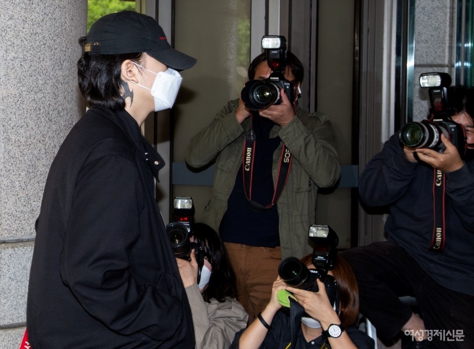 미래통합당 장제원 의원의 아들인 래퍼 노엘이 7일 오후 음주운전과 '운전자 바꿔치기' 등의 혐의로 두 번째 공판이 진행되는 서울 마포구 서울서부지법으로 들어서고 있다./ 이맹호 기자