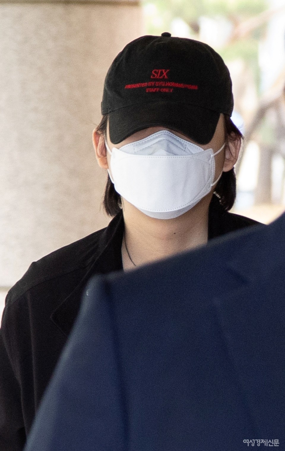 미래통합당 장제원 의원의 아들 래퍼 노엘이 두 번째 공판이 진행되는 서울 마포구 서울서부지법으로 들어서고 있다./ 이맹호 기자