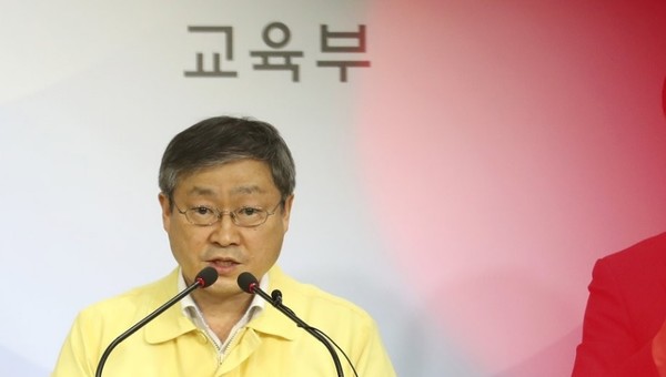 박백범 교육부 차관이 11일 오후 세종시 정부세종청사에서 등교수업 일주일 재연기 발표를 하고 있다. / 연합뉴스