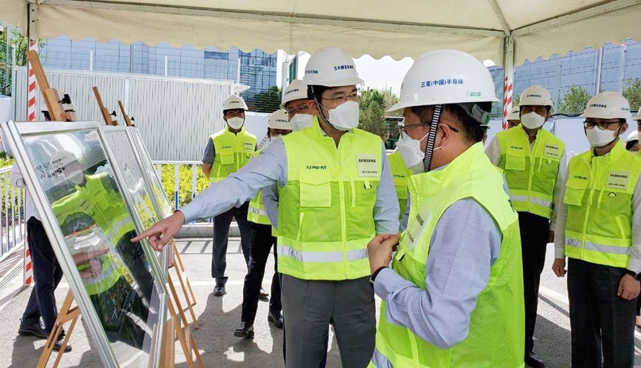 이재용 부회장이 18일(현지시간) 중국 산시성에 위치한 삼성전자 시안반도체 사업장을 찾아 현장을 점검하는 모습 / 삼성전자 제공