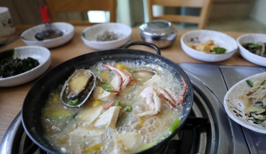 찌개를 중심으로 한 식당 상차림 / 연합뉴스