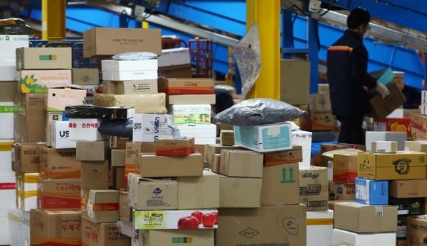 우편집중국에 쌓인 소포·택배 등 우편물 / 연합뉴스