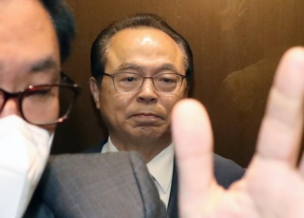 오거돈 부산시장이 지난달 23일 오전 부산시에서 기자회견을 열고 시장직 사퇴 의사를 밝힌 뒤 승강기에 탑승해 있다. / 연합뉴스