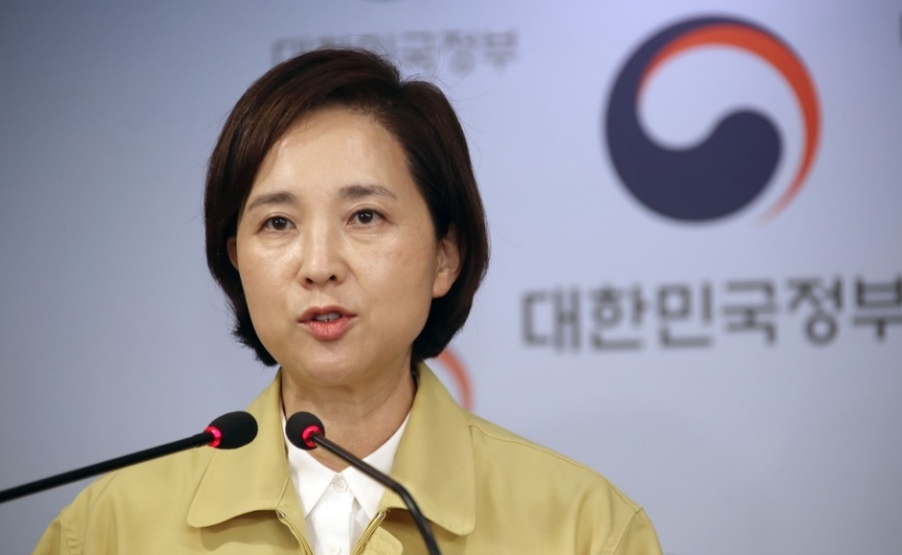 유은혜 사회부총리 겸 교육부 장관이 24일 오후 정부서울청사 브리핑실에서 방역 활동 관련해 학교 현장 지원 방안 등을 발표하고 있다. /연합뉴스