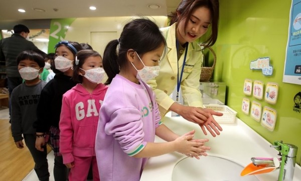 올바른 손 씻기 배우는 어린이들 / 연합뉴스