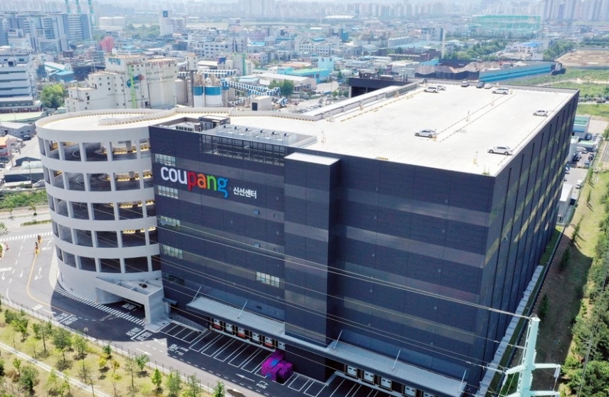 신종 코로나바이러스 감염증(코로나19) 확진자가 집단으로 발생한 경기도 부천 쿠팡 물류센터 / 연합뉴스