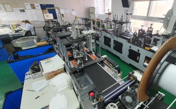 부산의 한 마스크 생산 공장 모습 / 연합뉴스