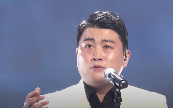 가수 김호중이 TV조선 '미스터트롯'에서 '천상재회'를 열창하고 있다. / TV조선 캡처