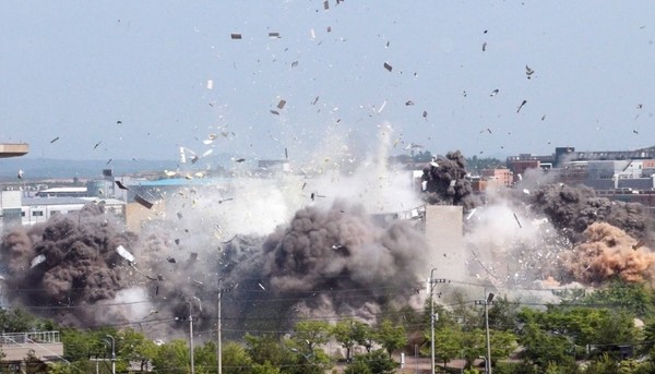 지난 16일 오후 2시 50분경 남북공동연락사무소가 폭파되는 모습 / 조선중앙통신=연합뉴스