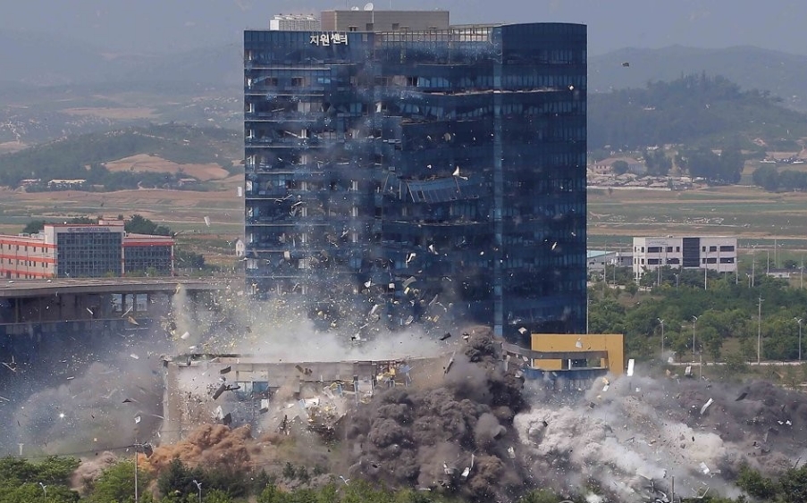 지난 16일 오후 2시 50분경 남북공동연락사무소가 폭파되는 모습 / 평양 조선중앙통신=연합뉴스