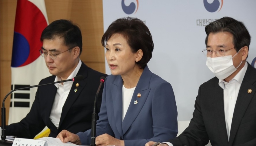 김현미 국토교통부 장관이 17일 정부서울청사 브리핑실에서 손병두 금융위원회 부위원장(왼쪽), 김용범 기획재정부 1차관과 함께 주택시장 안정을 위한 관리방안을 발표하고 있다. / 연합뉴스
