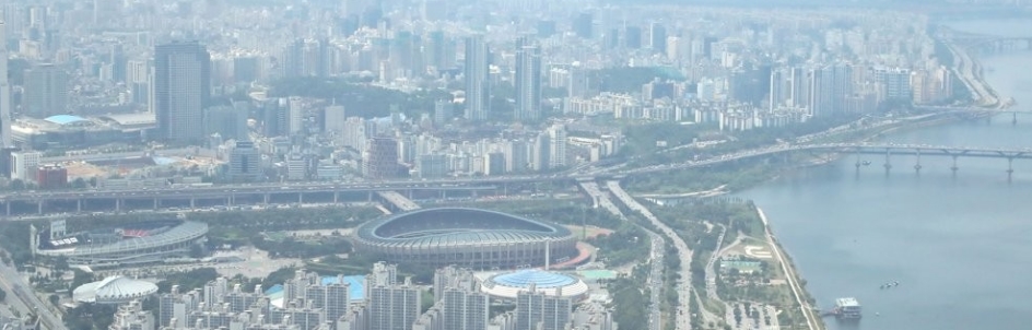 정부가 6·17 대책을 통해 잠실 MICE 개발사업, 영동대로 복합개발사업 부지와 그 영향권 일대를 토지거래허가구역으로 지정한 17일 서울 송파구 롯데월드타워 서울 스카이전망대에서 바라본 잠실 개발 부지 일대 모습. / 연합뉴스