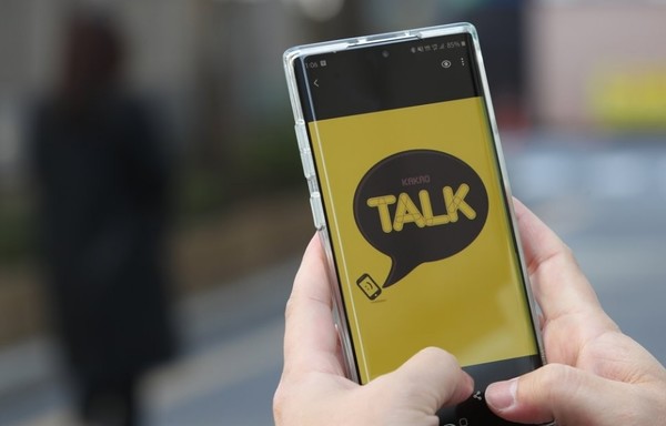 카카오톡을 이용하는 모습 / 연합뉴스