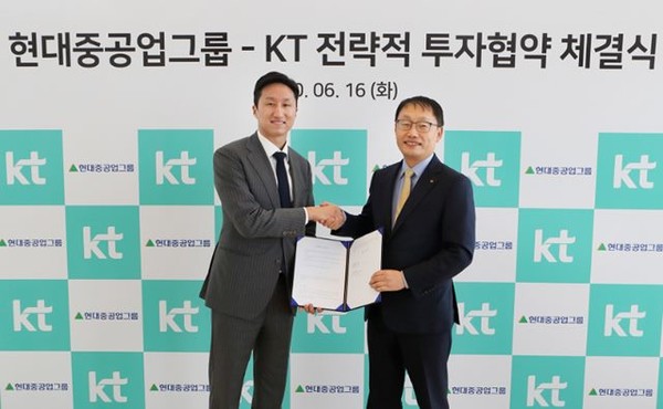 지난 16일 현대중공업지주 정기선 경영지원실장 부사장(왼쪽)이 KT와의 업무협약식 후 KT 구현모 대표와 기념사진을 찍는 모습 / KT 제공