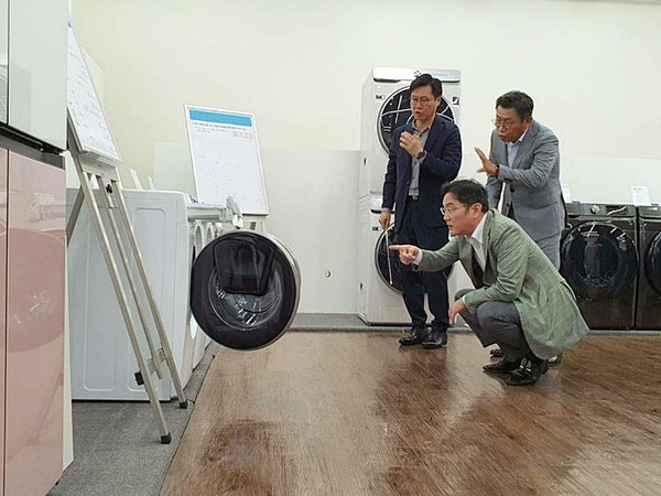 23일 경기도 수원에 위치한 생활가전사업부를 찾은 이재용 부회장. / 삼성전자 제공