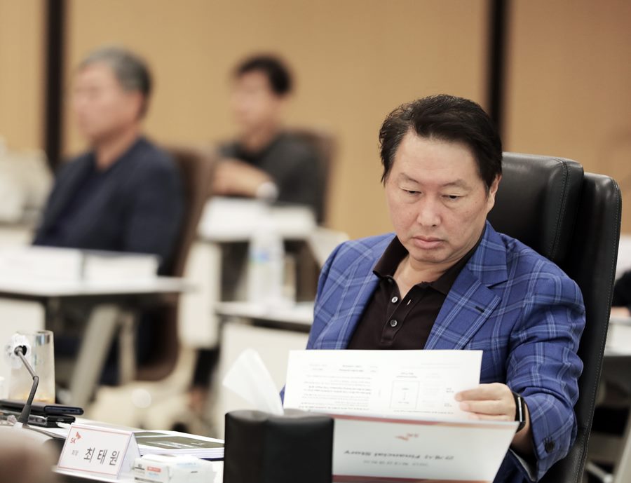 최태원 SK그룹 회장이 23일 경기도 이천시 SKMS연구소에서 개최된 ‘2020 확대경영회의’에 참석, 기업가치 제고 방안에 관한 발표를 경청하면서 자료를 살펴보고 있다. / SK 제공