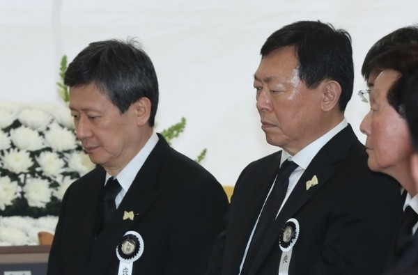 지난 1월 고 신격호 롯데그룹 명예회장 영결식에서 나란히 함께 선 장남 신동주(왼쪽) SDJ코퍼레이션 회장과 차남 신동빈 롯데그룹 회장 모습 / 연합뉴스