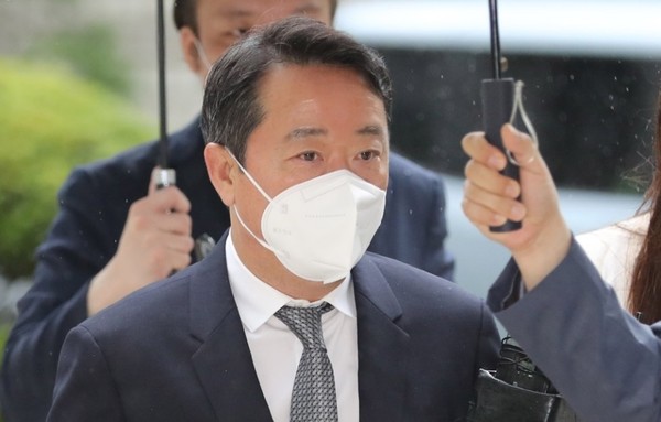 이웅열 전 코오롱그룹 회장이 30일 구속 전 피의자 심문(영장실질심사)을 받기 위해 서울 서초구 중앙지법으로 들어서고 있다. / 연합뉴스