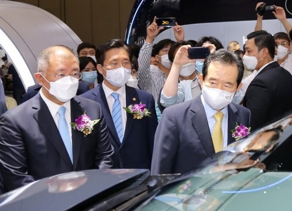 정세균 국무총리와 정의선 현대차 총괄수석 부회장 등 관계자들이 1일 경기도 고양시 일산 킨텍스 제1전시장에서 열린 '2020 수소모빌리티+쇼'에 참석, 전시관을 둘러보고 있다. / 연합뉴스