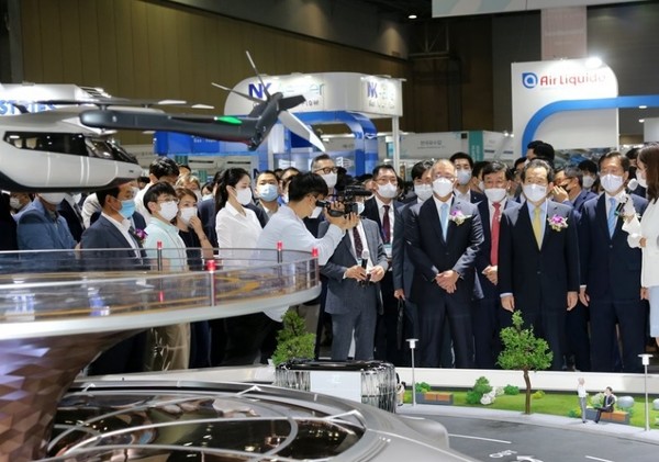 정세균 국무총리와 정의선 현대차 총괄수석 부회장 등 관계자들이 1일 경기도 고양시 일산 킨텍스 제1전시장에서 열린 '2020 수소모빌리티+쇼'에 참석, 전시관을 둘러보고 있다. / 연합뉴스