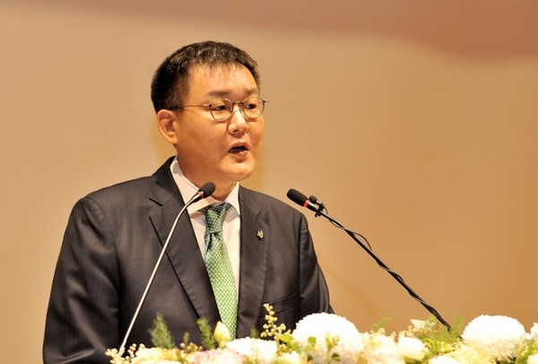 김남호 DB그룹 신임 회장이 1일 서울 강남구 DB금융센터 대강당에서 취임사를 하고 있다. / 연합뉴스