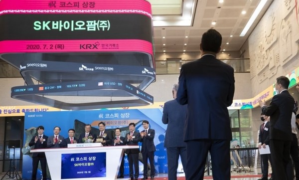 2일 오전 서울 한국거래소에서 열린 SK바이오팜 코스피 신규상장 기념식에서 조정우 SK바이오팜 대표를 비롯한 참석자들이 기념촬영을 하고 있다. / 연합뉴스