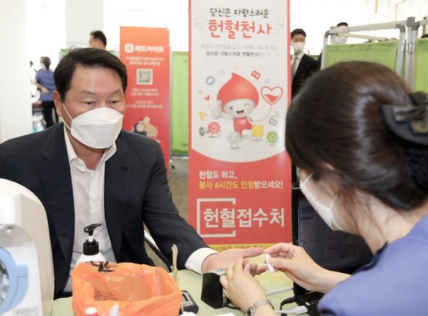 최태원 SK그룹 회장이 지난 5월 28일 서울 중구 SK텔레콤 T타워에서 열린 코로나19 극복 릴레이 헌혈 행사에 방문해, 헌혈에 앞서 문진을 하고 있다. / SK 제공