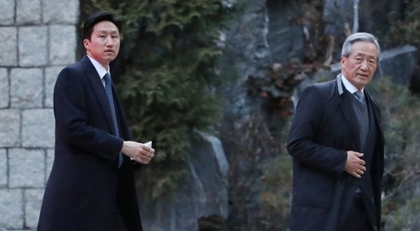 정몽준 아산재단 이사장과 장남 정기선 현대중공업 부사장. / 연합뉴스