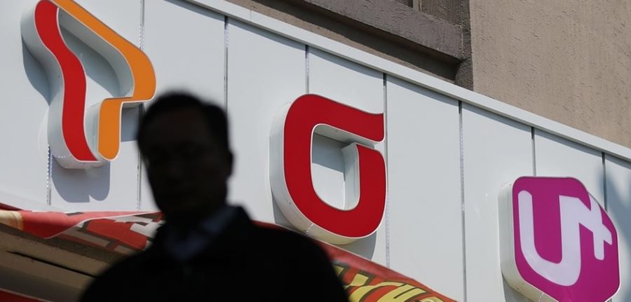 서울 시내 한 휴대폰 판매점 앞을 시민이 지나는 모습. / 연합뉴스