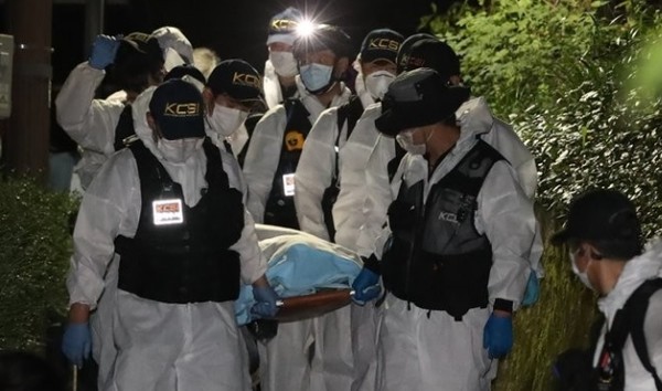 경찰과학수사대원들이 10일 새벽 서울 종로구 숙정문 인근에서 숨진 채 발견된 박원순 서울시장의 시신을 운구하고 있다. / 연합뉴스