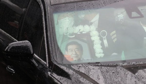 고(故) 박원순 서울시장 운구차가 13일 오전 발인식이 열린 종로구 서울대학교병원 장례식장을 떠나 영결식이 열리는 서울시청으로 향하고 있다. / 연합뉴스