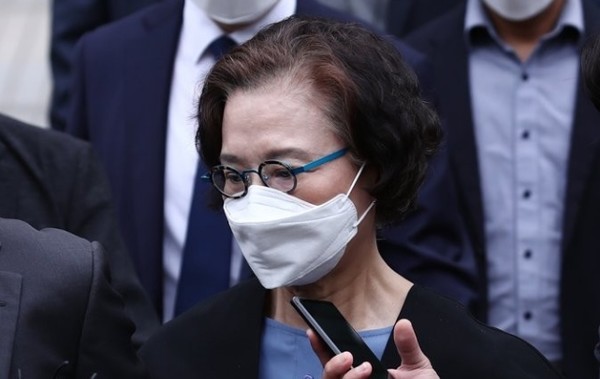 고(故) 한진그룹 조양호 회장의 부인 이명희 전 일우재단 이사장이 14일 오후 서울 서초구 중앙지방법원에서 열린 1심 선고 공판을 마친 뒤 법정을 나서고 있다. / 연합뉴스