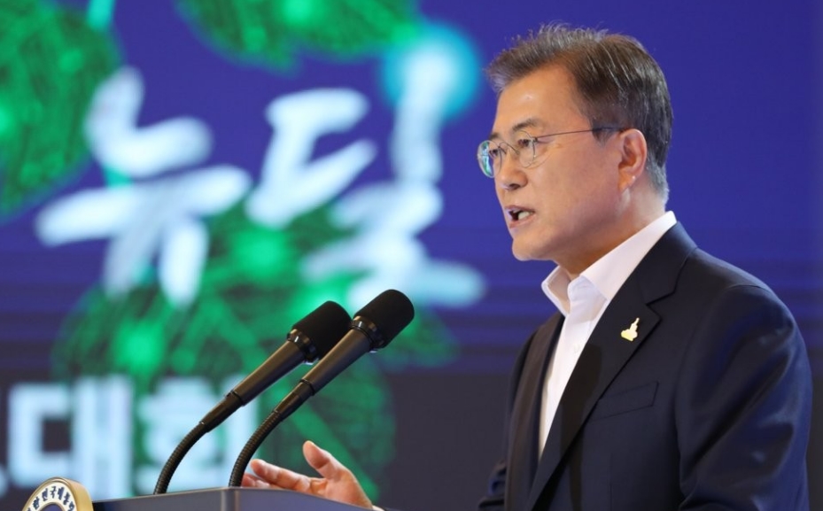 문재인 대통령이 14일 청와대 영빈관에서 열린 '한국판 뉴딜 국민보고대회'에서 발언하고 있다. / 연합뉴스