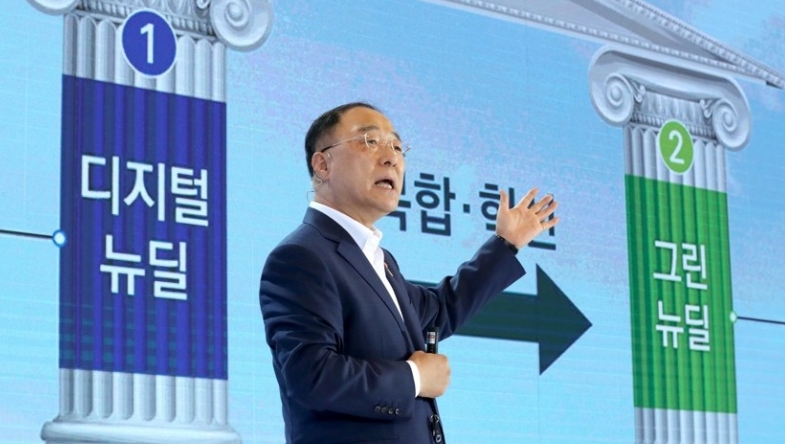 홍남기 경제부총리 겸 기획재정부 장관이 14일 청와대 영빈관에서 열린 '한국판 뉴딜 국민보고대회'에서 종합계획을 발표하고 있다. / 연합뉴스