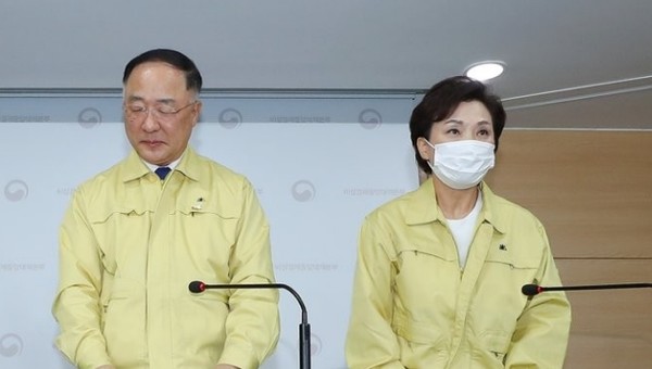 홍남기 경제부총리 겸 기획재정부 장관(왼쪽)과 김현미 국토부 장관이 지난 10일 오전 정부서울청사에서 6·17 부동산 정책 후속 대책 발표를 마친 뒤 자리에서 일어나고 있다. / 연합뉴스