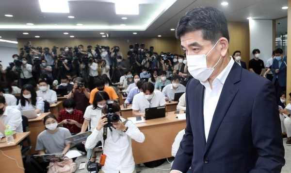 황인식 서울시 대변인이 지난 15일 오전 서울시청에서 '직원 인권침해 진상규명에 대한 서울시 입장'을 발표하기 위해 입장하고 있다. / 연합뉴스