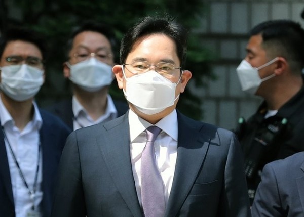 불법 경영 승계 의혹을 받는 이재용 삼성전자 부회장이 지난달 8일 서초구 서울중앙지방법원에서 열린 영장실질심사에 출석하는 모습 / 연합뉴스