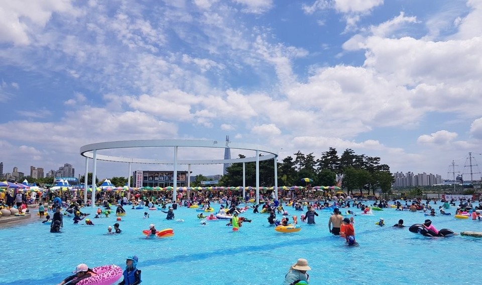 지난해 7월 서울 광진구 자양동 뚝섬수영장 풍경 / 연합뉴스 제공