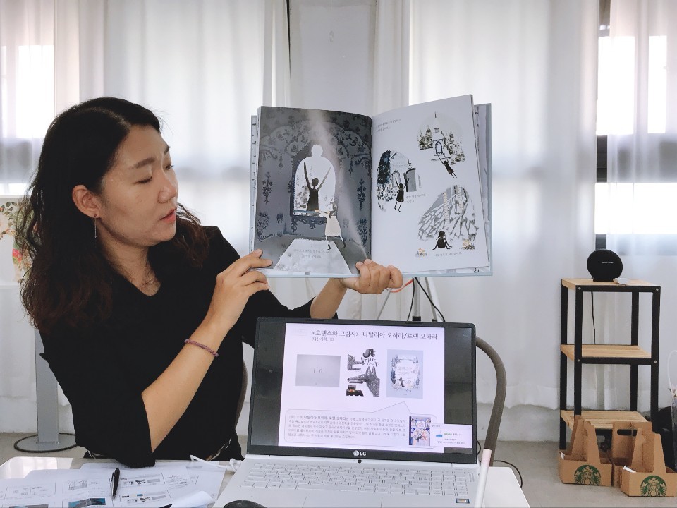 그림책 모임을 진행하는 황유진 작가 / 그림책 37도 제공