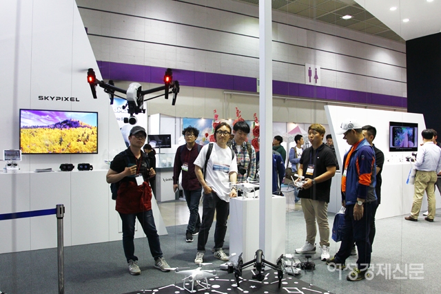 '서울국제사진영상기자재전'이 열린 가운데 드론 브랜드 'DJI' 부스에서 관람객들이 비행하고 있는 드론을 살펴보고 있다. /문인영 기자 photoiym@seoulmedia.co.kr