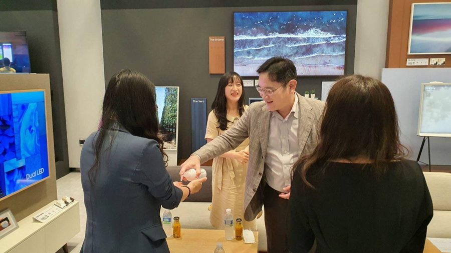 이재용 부회장이 6일 삼성전자 수원사업장에서 여성 임직원들과 간담회를 갖고 있다. / 삼성전자 제공