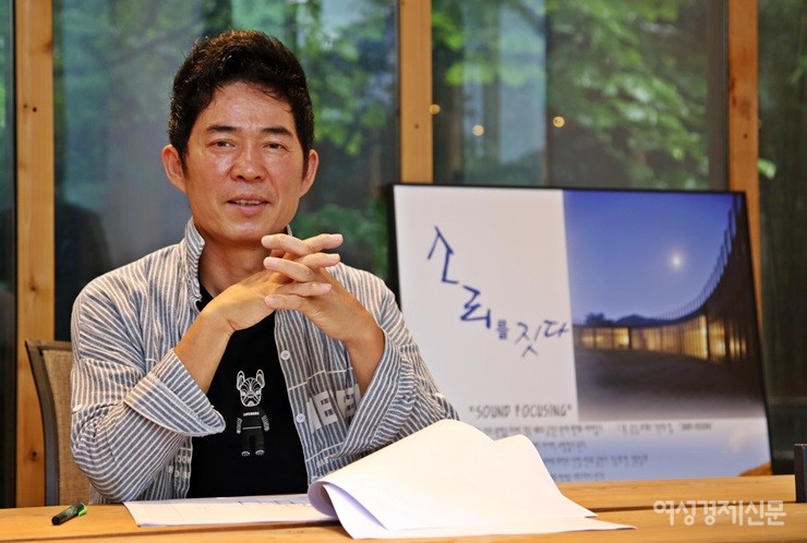 '소리 건축'에 대해 설명하고 있는 이형호 대표 / 박철중 기자